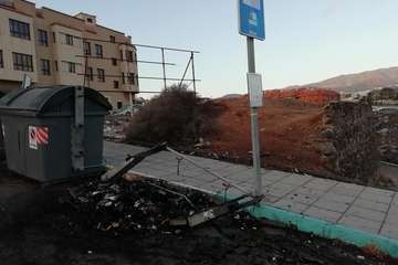 Los bomberos sofocan un incendio de contenedores en El Cascajo de Los Llanos de Telde/TA.